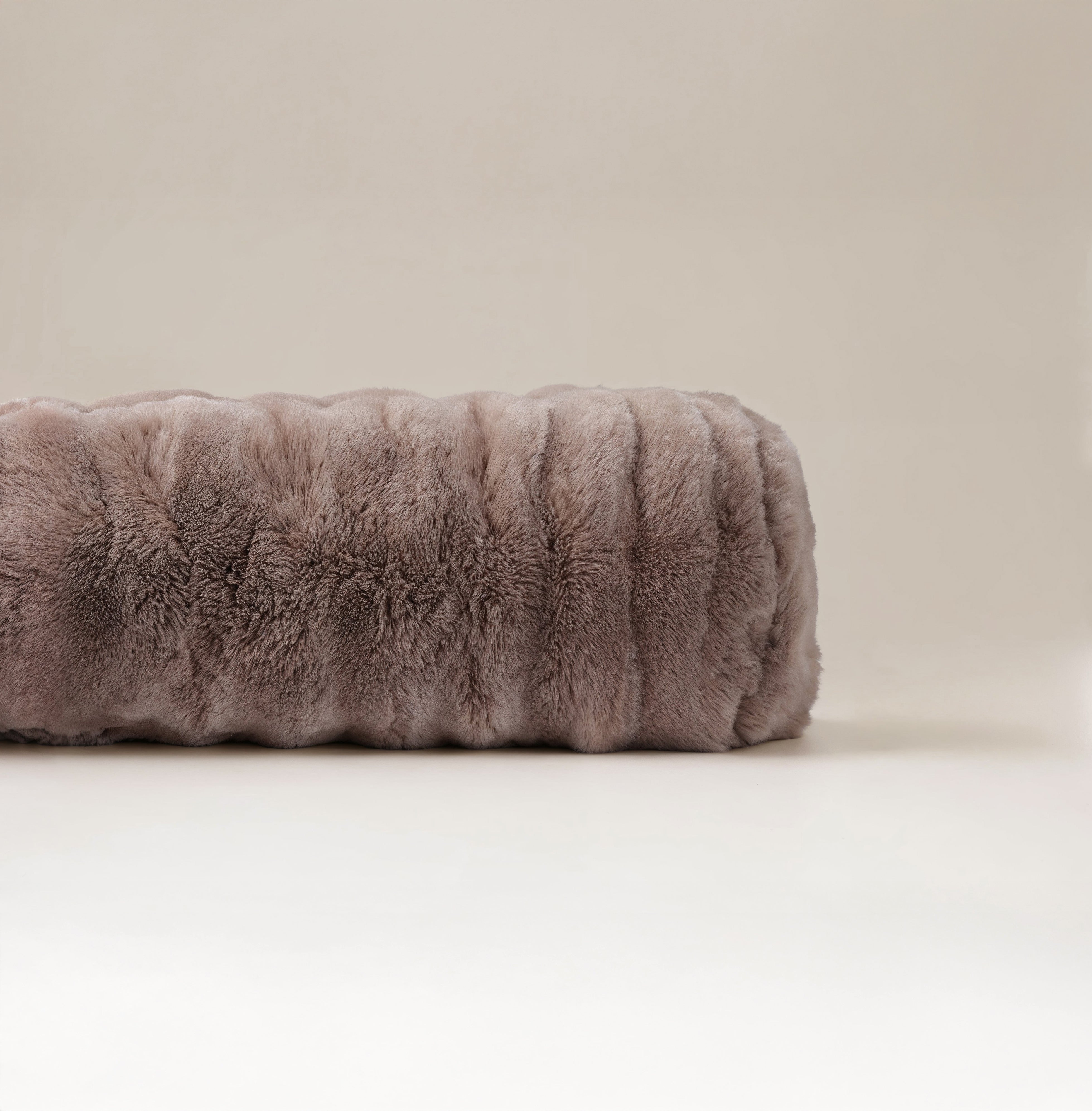 Körperkissen mit Pompoms - Taupe